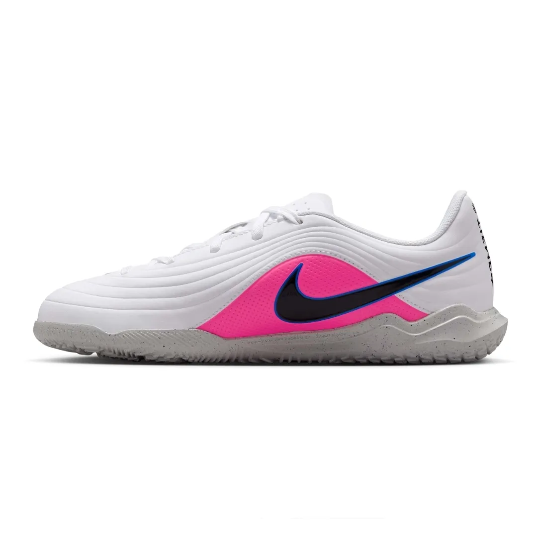 Chuteira Nike Tiempo Maestro infantil branco com detalhes em azul e rosa vista lateral esquerda
